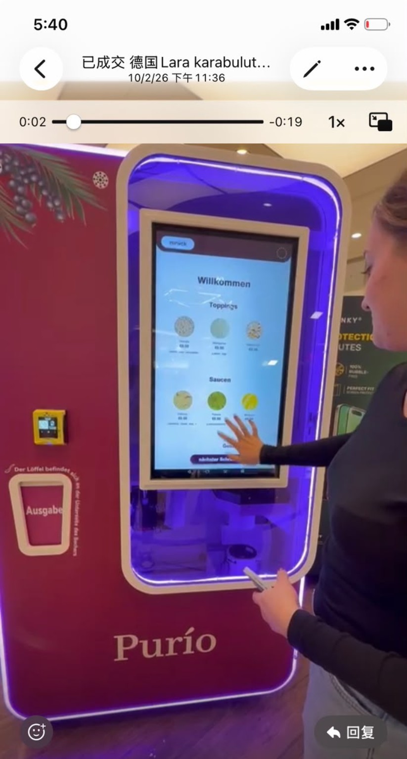 Persona interactuando con la máquina de referencia