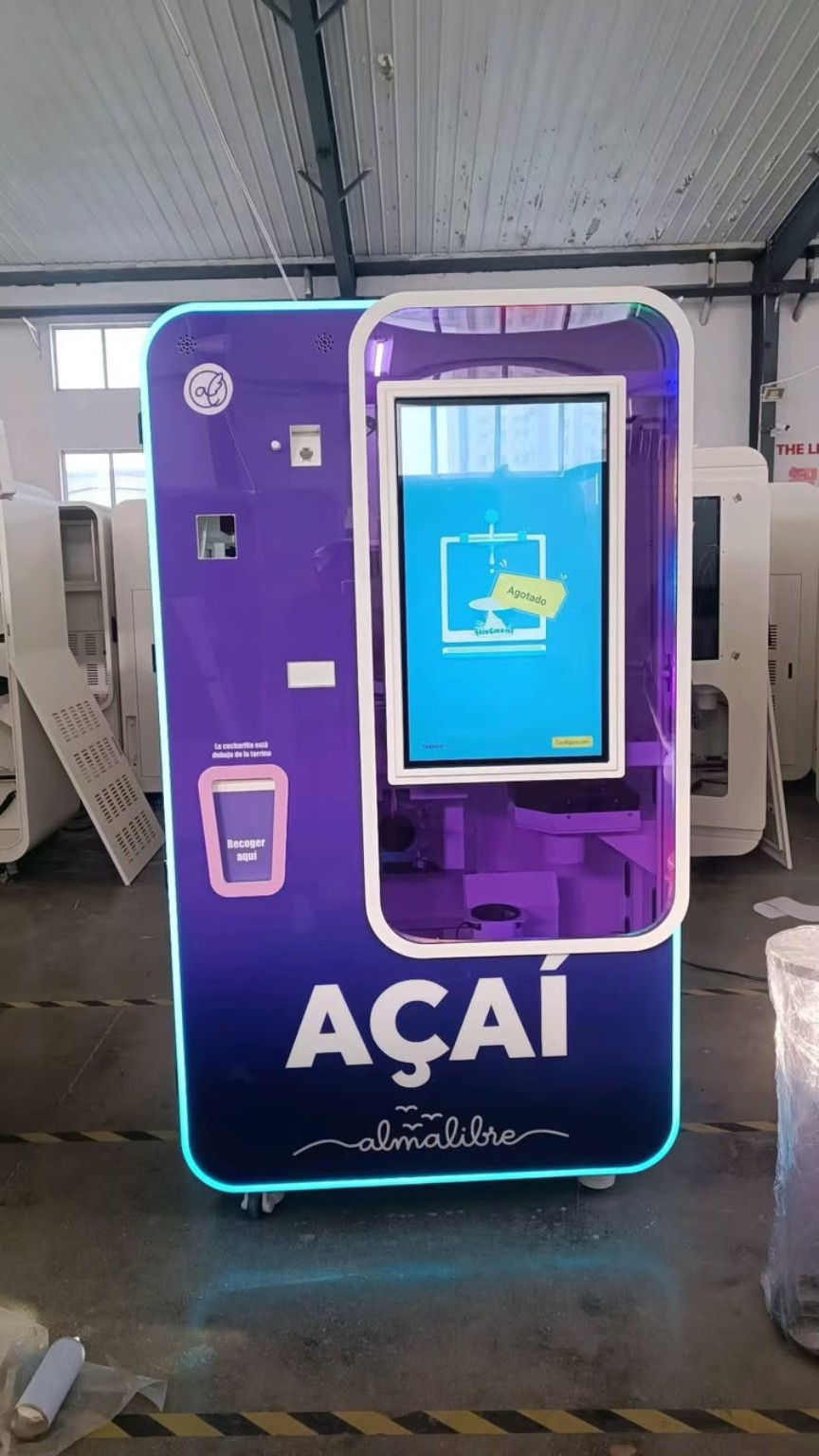 Vista frontal real de una unidad de exposición de la máquina de açaí